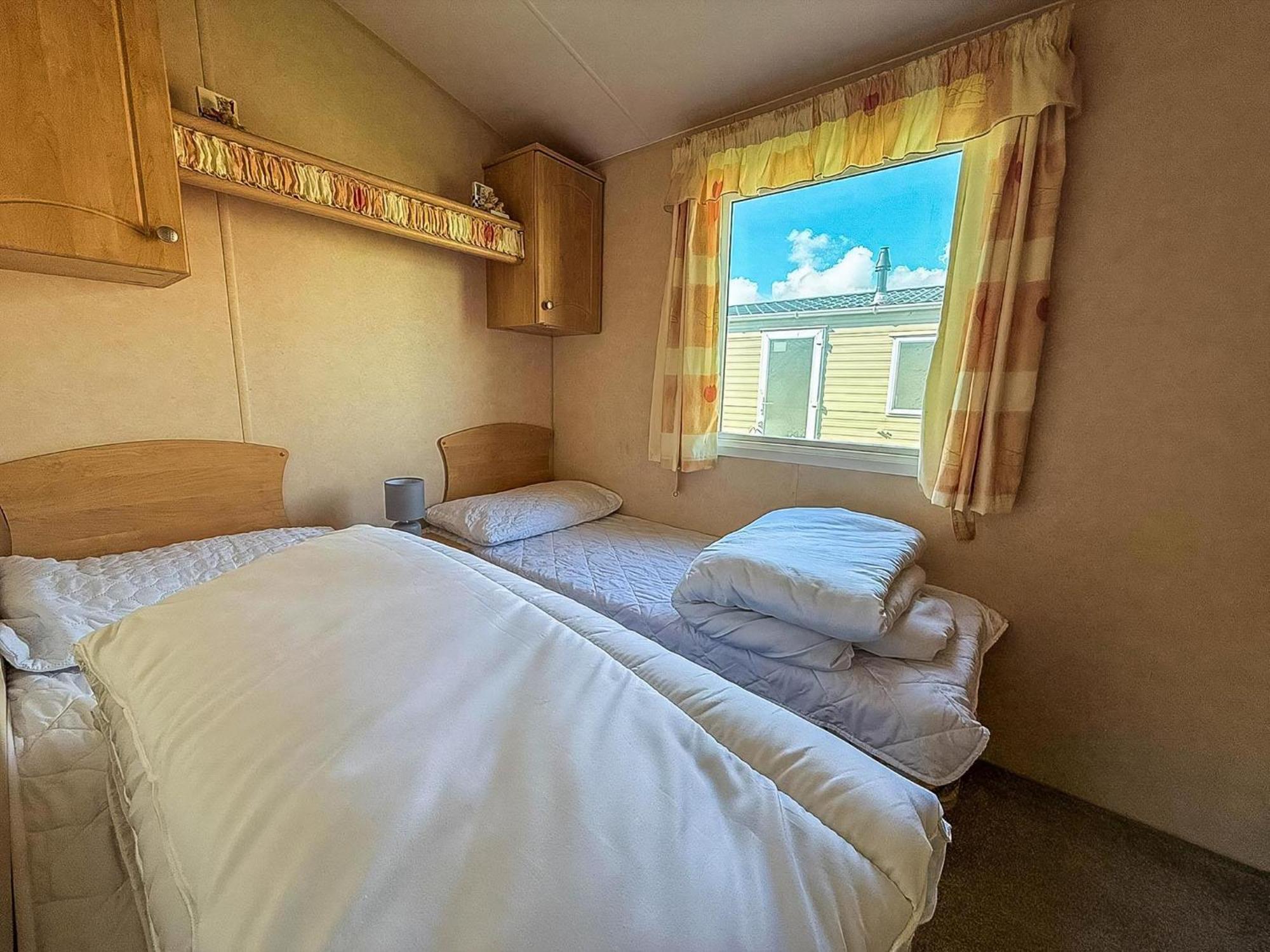 Lovely 6 Berth Caravan At Naze Marine Holiday Park In Essex Ref 17003C Walton-on-the-Naze Ngoại thất bức ảnh